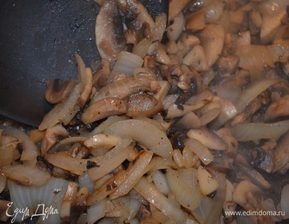 Обжарить грибы и лук в небольшом количестве растительного масла, пока вода не выпарится. Солим и перчим. 