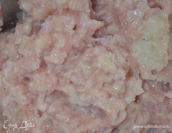 Хлеб отжать от молока и выложить его в фарш. Посолить и поперчить. Пермешать. 