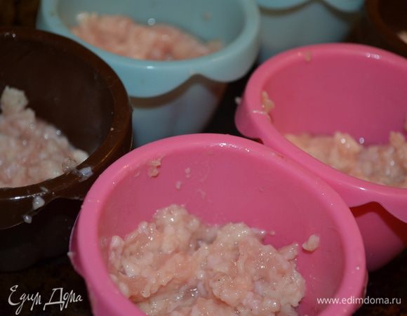 Фарш разделить на 2 части. Половину распределить по формочкам для кексов - я их ничем не смазывала. 