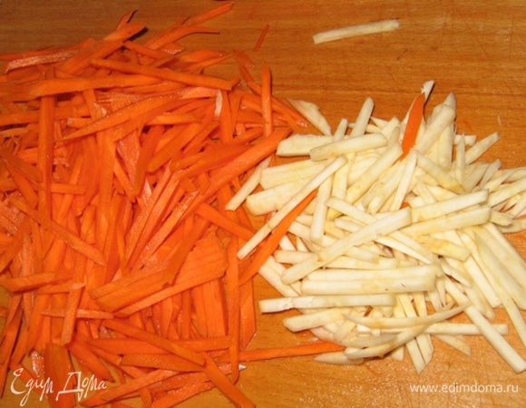 По рецепту суп варится на говяжем бульоне, но у меня бульон из настоящей домашней курочки, варить — не переварить!:) Но аромат от такого бульона — взрыв! Итак, в кастрюле имеем 2,5 литра бульона, сваренного по всем правилам (луковица, морковка, корень петрушки). Теперь лук режем полукольцами, морковь и сельдерей — соломкой.