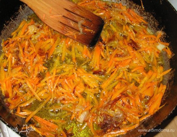 На растительном масле (или на курином жиру с бульона, аккуратно снятого ложкой) слегка пассируем овощи и выкладываем в медленно кипящий на слабом огне бульон, пусть варятся.