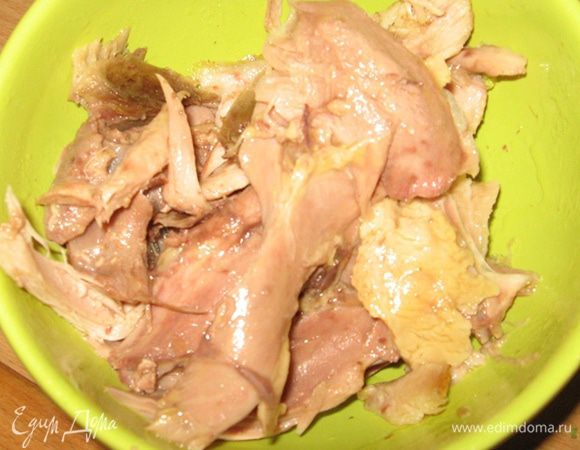 Тем временем быстренько разбираем мясо с костей и переходим к блинчикам.