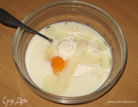 Из муки, яйца, масла, молока и воды замешиваем тесто на блины. Оно должно получиться жидковатым, чтобы легко растекалось по блинной сковороде, создавая тонкий блинный шедевр. Если что, по чуть-чуть добавляйте воды и размешивайте, но в принципе, мне кажется, что пропорции мука–вода я угадала (в процессе подливала на глаз).