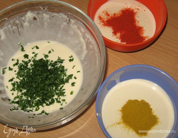 Замесив тесто, разделите его на 3 части, в одну часть добавьте паприку, в другую — карри, в третью — рубленную петрушку. У вас получится блинчиков 6 из этого количества.