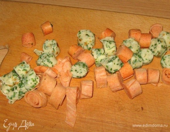 Свежеиспеченные блинчики сверните тугой трубочкой, дайте им остыть и нарежьте (лучше слегка наискосок, не так разворачиваться будут).