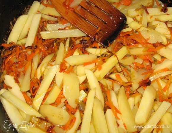 Картофель нарежьте соломкой и выложите на сковороду к луку и морковке. Жарьте их вместе, помешивая, минут 5.