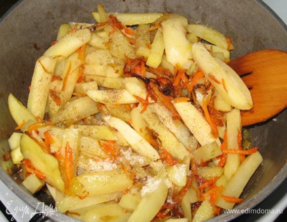 Затем переложите в казан, посолите, поперчите, влейте воды, убавьте огонь и пусть тушатся.