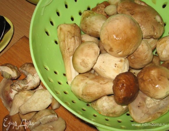 Тем временем помойте грибы и нарежьте их нескромными кусочками