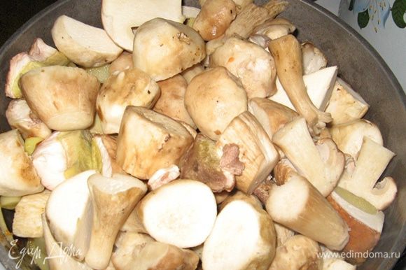 Выложите сверху на картофель, добавьте (если надо) воды и закройте крышкой - пусть пропотеют и обмякнут, только после этого перемешайте. Грибы готовятся быстро (особенно белые - верх благородства), пробуйте на соль и смотрите по готовности картошки, как только она готова - выключайте. Засыпайте сверху рубленной петрушкой, раскладывайте по тарелкам, водку по рюмкам, свежие помидоры и божественный вечер вам обеспечен! ;)