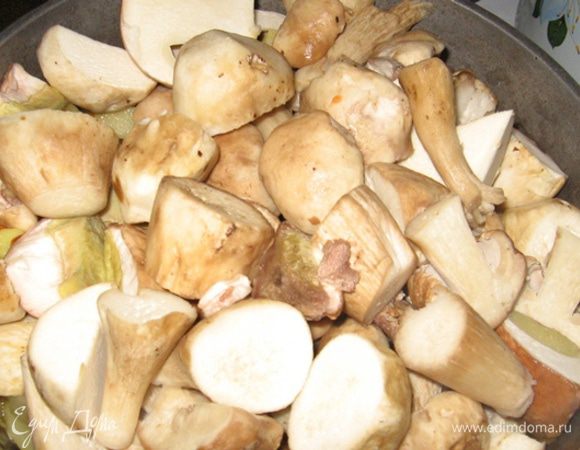 Выложите сверху на картофель, добавьте (если надо) воды и закройте крышкой - пусть пропотеют и обмякнут, только после этого перемешайте. Грибы готовятся быстро (особенно белые - верх благородства), пробуйте на соль и смотрите по готовности картошки, как только она готова - выключайте. Засыпайте сверху рубленной петрушкой, раскладывайте по тарелкам, водку по рюмкам, свежие помидоры и божественный вечер вам обеспечен! ;)