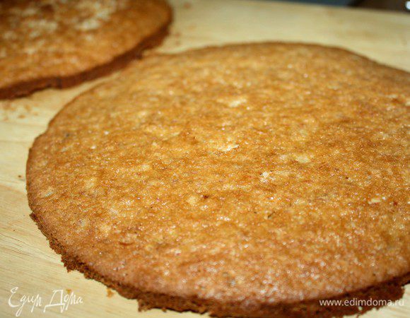 Тесто разделить на три части и выпекать при t 200*С в форме диаметром 24-26 см около 15-20 минут. Коржи остудить и смазать их ликёром(или соком).