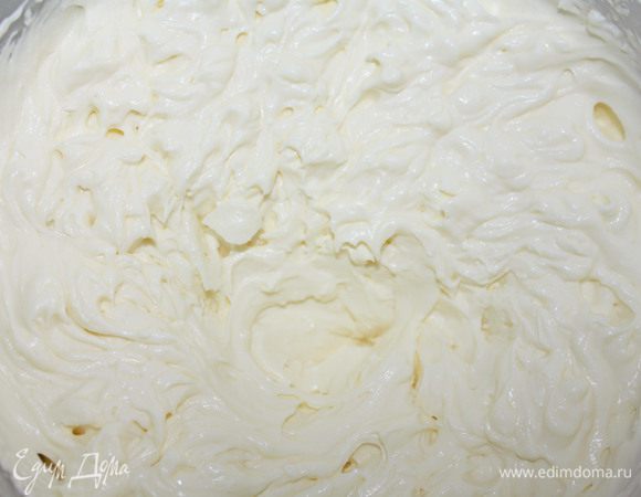 Для крема сливочное масло взбить с сахарной и ванильной пудрами.Сметану (лучше использовать проверенный  продукт, я использовала 2 упаковки по 350 г 30% сметаны), добавить к взбитому маслу и продолжить взбивание. "Правильный" крем хорошо держит форму, не выделяет сыворотку и не растекается. Если сметана подвела, то можно переложить крем в марлю, подвесить её на 15-20 минут над раковиной, а когда лишняя влага будет удалена - взбить крем ещё раз.