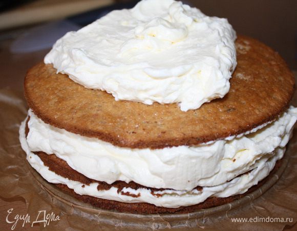 Крем разделить на три части,смазать им коржи и бока торта и уберать его на часок в холодильник. Охлажденный шоколад натереть на мелкой тёрке и засыпать крошкой поверхность и бока торта. Поставить в холодильник ещё на 6-8 часов. Перед подачей украсить торт ягодами. Приятного чаепития!