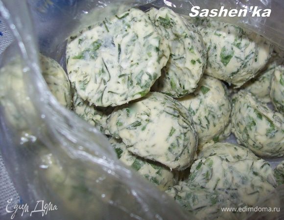 Так же можно сделать зеленое масло. Для этого смешайте зелень со сливочным маслом комнатной температуры, заполните массой ячейки и отправьте в морозилку.)