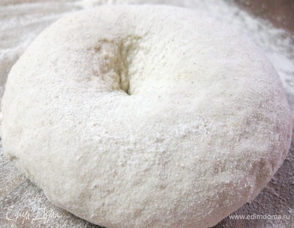 Тесто: в миску налить воду, добавить щепотку соли, постепенно добавляя муку, замесить нелипкое мягкое тесто. Вымесить тесто до пластичности.