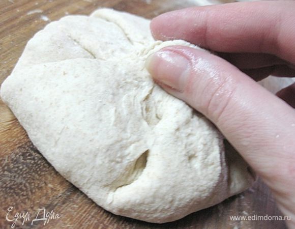 Собрать края теста наверху и защипнуть.