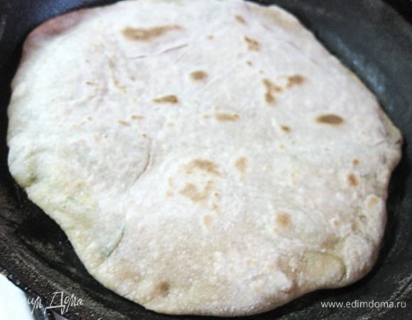 Выложить лепешку на разогретую сковороду (без масла!), обжарить лепешку на сухой сковороде с двух сторон.