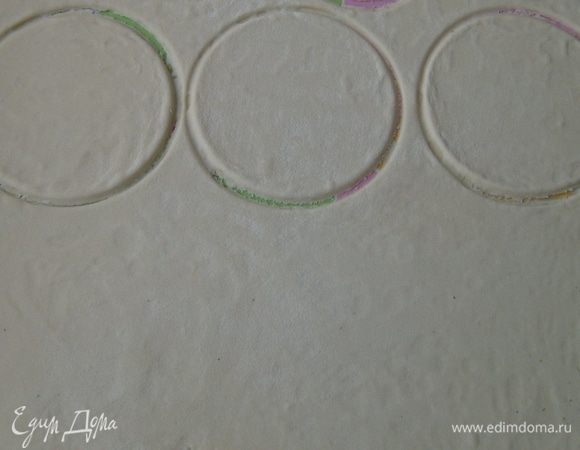 Раскатать слоеное тесто, но не очень тонко. Формочкой или стаканом вырезать из теста кружочки. Я использовала формочку с большим диаметром чем стакан.