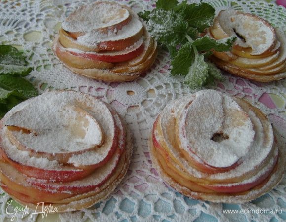 Остывшие пирожные посыпать сахарной пудрой.