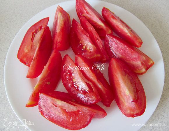 Помидоры нарежьте ломтиками.