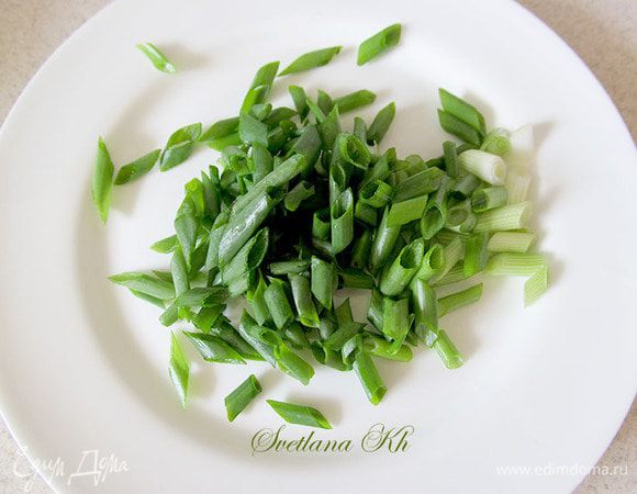 Зеленый лук нарежьте наискосок.