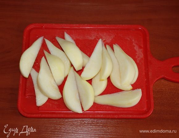 Груши очистить от кожуры, вырезать сердцевину, нарезать дольками. сбрызнуть лимонным соком.  