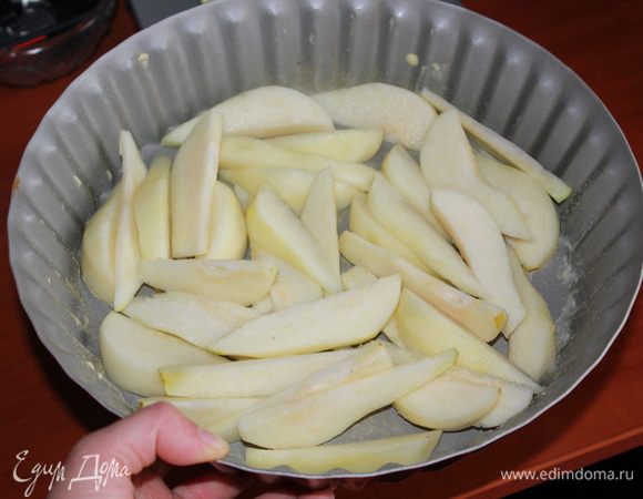 Уложить груши на дно формы.  По желанию можно посыпать корицей или ванильным сахаром. 