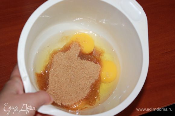 Взбить яйца с сахаром в пышную пену. Небольшими порциями, продолжая взбивать, добавить сметану.