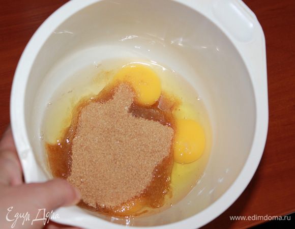 Взбить яйца с сахаром в пышную пену. Небольшими порциями, продолжая взбивать, добавить сметану. 