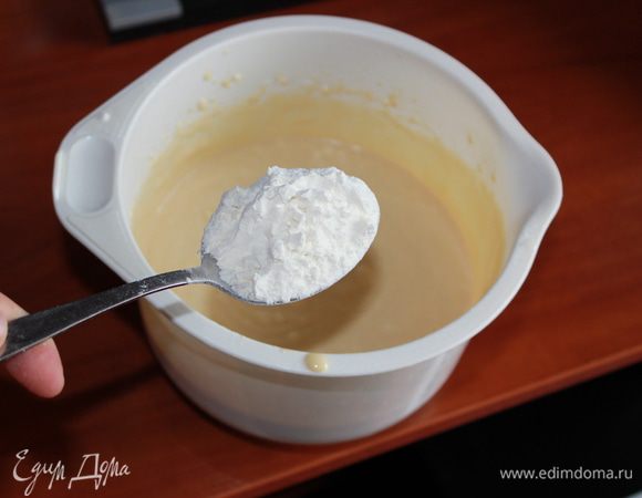 Просеять муку вместе с разрыхлителем и содой. Перемешать лопаткой и небольшими порциями (по 1 столовой ложке) добавлять в тесто. Перемешать до однородности. 