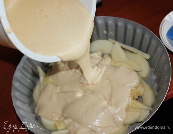 Груши залить тестом.  