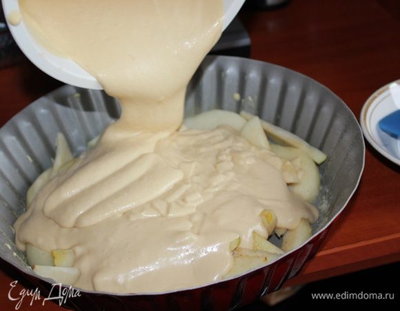 Выпекать пирог примерно 40-45 минут пока верх не станет золотисто-коричневым. Остудить пирог в форме. Затем перевернуть пирог на блюдо, полностью остудить и посыпать сахарной пудрой. 