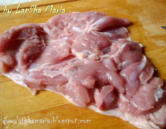 Куриное бедро разрезать в один пласт, посолить и поперчить. На раскаленную сковороду положить курицу кожей вниз, немного прижать и обжаривать до золотистой румяной корочки. Перевернуть и обжаривать с другой стороны до готовности (примерно минут 10). При необходимости можно добавить масла, но должно хватить куриного жира из кожи.