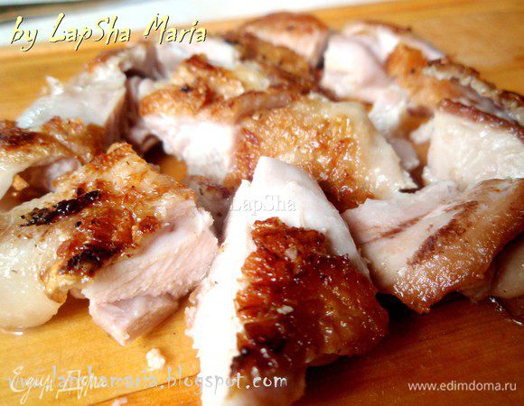 Нарезать на кубики готовую курицу.