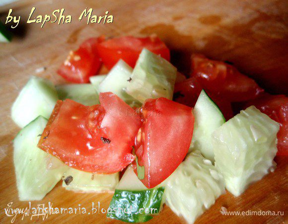 Нарезать помидор и огурец на крупные кубики, посолить их слегка. У огурца я сняла кожицу, так вкуснее, на мой взгляд.