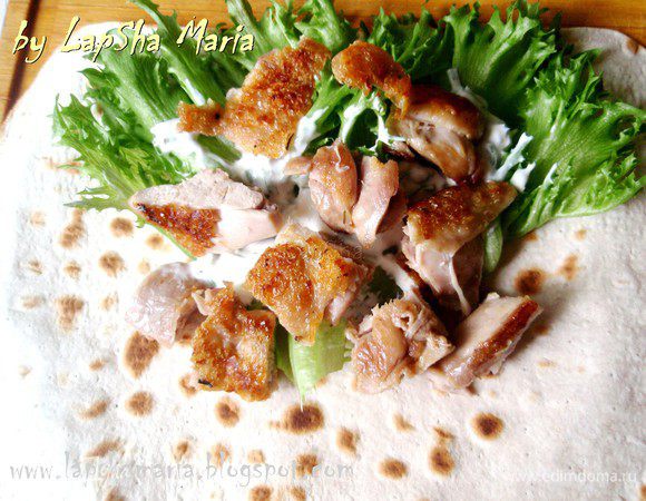 Выкладываем кусочки курицы.