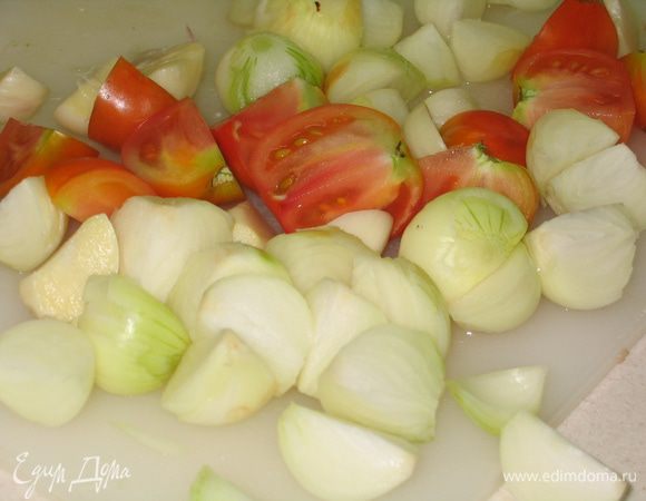 Разбить в блендере очищенный лук, чеснок и помидоры