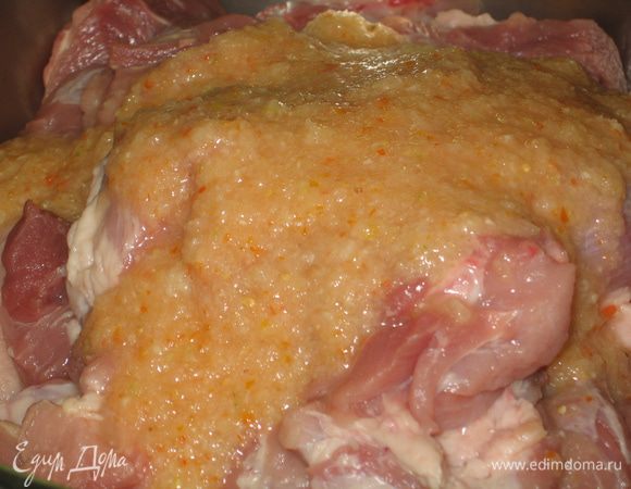 Добавить в маринад все остальные ингредиенты...вылить полученный соус на мясо