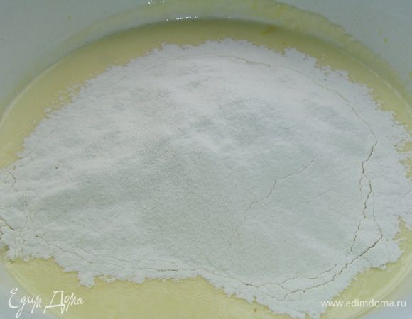 <br />
Просейте 2 стакана муки (один стакан муки оставьте), добавьте соду, перемешайте и соедините с кефирной смесью.