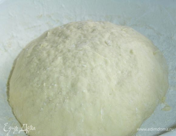 <br />
Замешайте мягкое тесто, подсыпая понемногу муки, пока не получится мягкое тесто, способное держать форму. Тесто будет немного липнуть к рукам. Главное — не переусердствовать с мукой, иначе хачапури получатся жесткими. Накройте тесто салфеткой и дайте ему постоять.