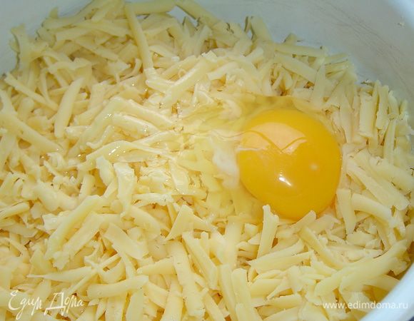 Натрите сыр на крупной терке, добавьте одно яйцо и перемешайте. Начинка готова.