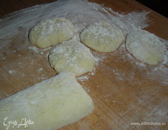 Из теста сформируйте колбаску и нарежьте ее на 9 частей.