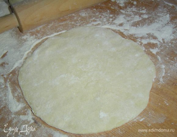 Каждую часть раскатайте в лепешку. 