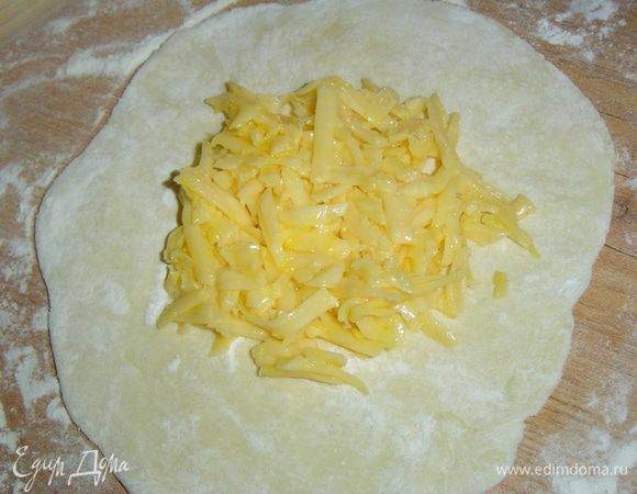 В центр выложите сырную начинку.