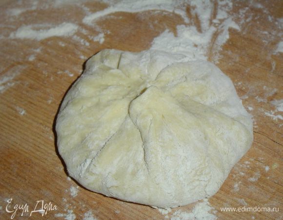 Подтягивая концы лепешки, соберите их в центре и соедините.