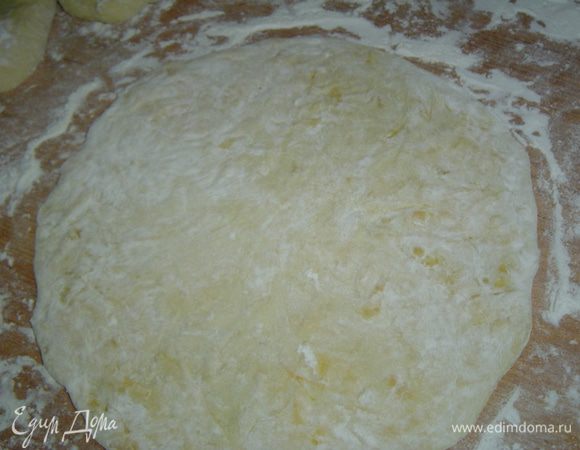 Полученный «мешочек» переверните и немного раскатайте, затем еще раз переверните и снова немного раскатайте.