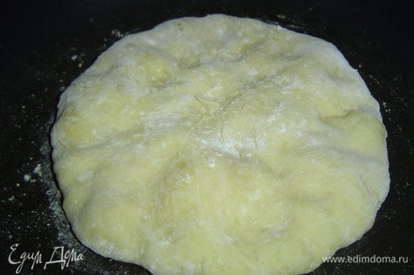Выпекаем хачапури на горячей сковороде с обоих сторон без масла до золотистого цвета. Для лучшего пропекания можно сковороду накрыть крышкой.