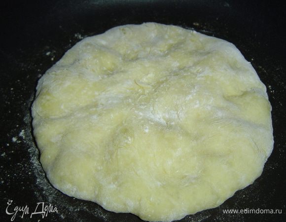 Жарьте хачапури на горячей сковороде с обеих сторон без масла до золотистого цвета. Для лучшего пропекания сковороду можно накрыть крышкой.