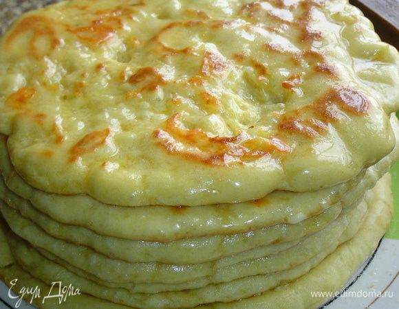 Готовое хачапури сразу же обильно смажьте сливочным маслом.