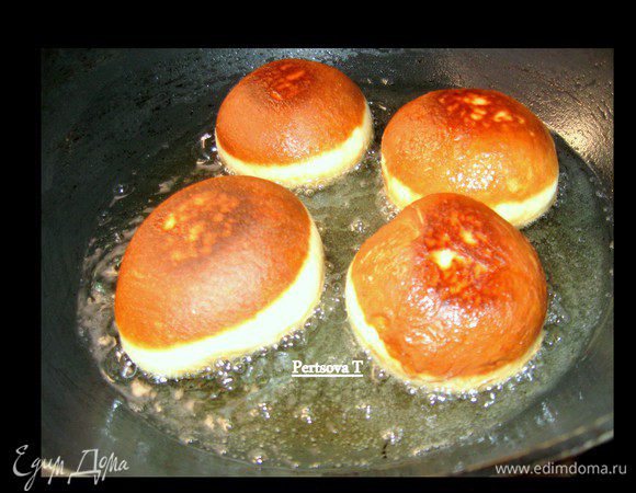 В глубокую сковороду залить большое количество растительного масла и дать хорошо разогреться.
При помощи бумаги (квадратика) каждый шар опускаем в сковороду и обжариваем с двух сторон до румяности .
Каждый обжареный пончик можно заполнить при помощи кондитерского шприца конфитюром или - как у меня - медом.
Обсыпать пудрой.
Приятного чаепития!